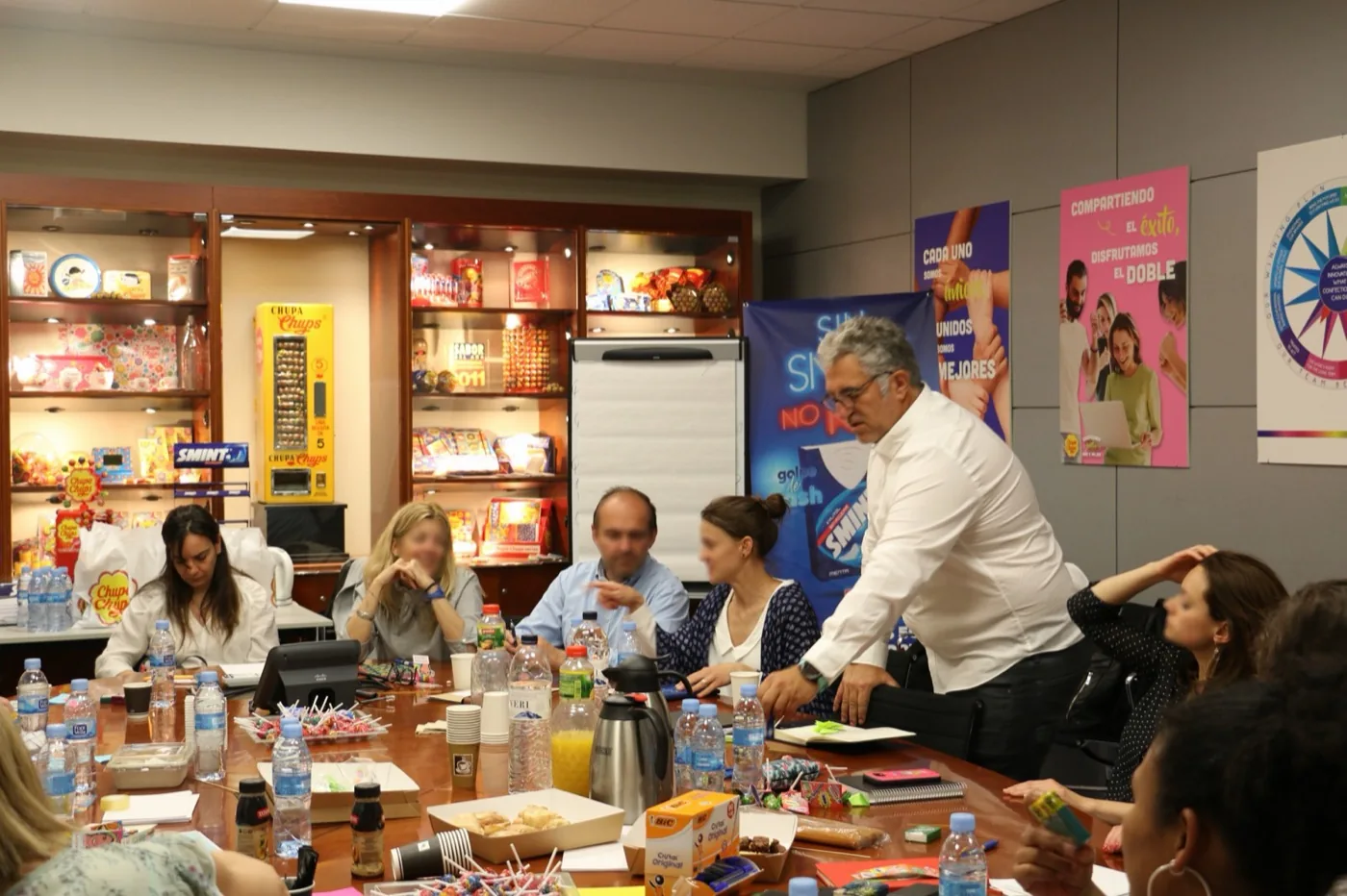 Toni Coll con el equipo de Blackstone en un rodaje
